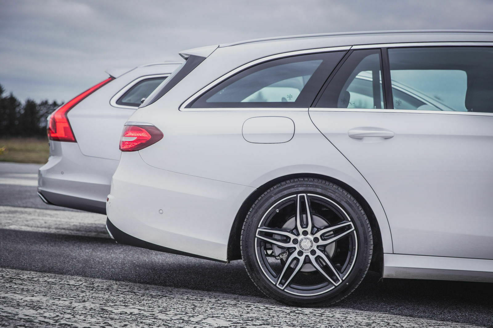 Mercedes stellt das Heck beim neuen T-Modell schräger als bisher, Volvo neigt es beim V90 noch stärker