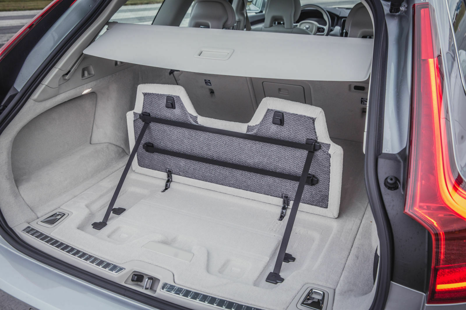 Praktisch beim Volvo: Der aufstellbare Laderaumteiler mit Gummis zur Befestigung von Ladegut