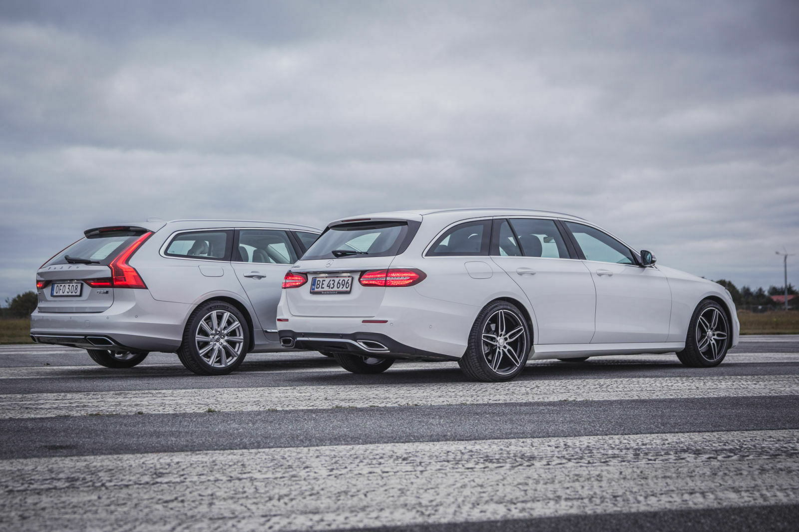 Mercedes E 220d T-Modell und Volvo V90 D5 AWD im Vergleichstest
