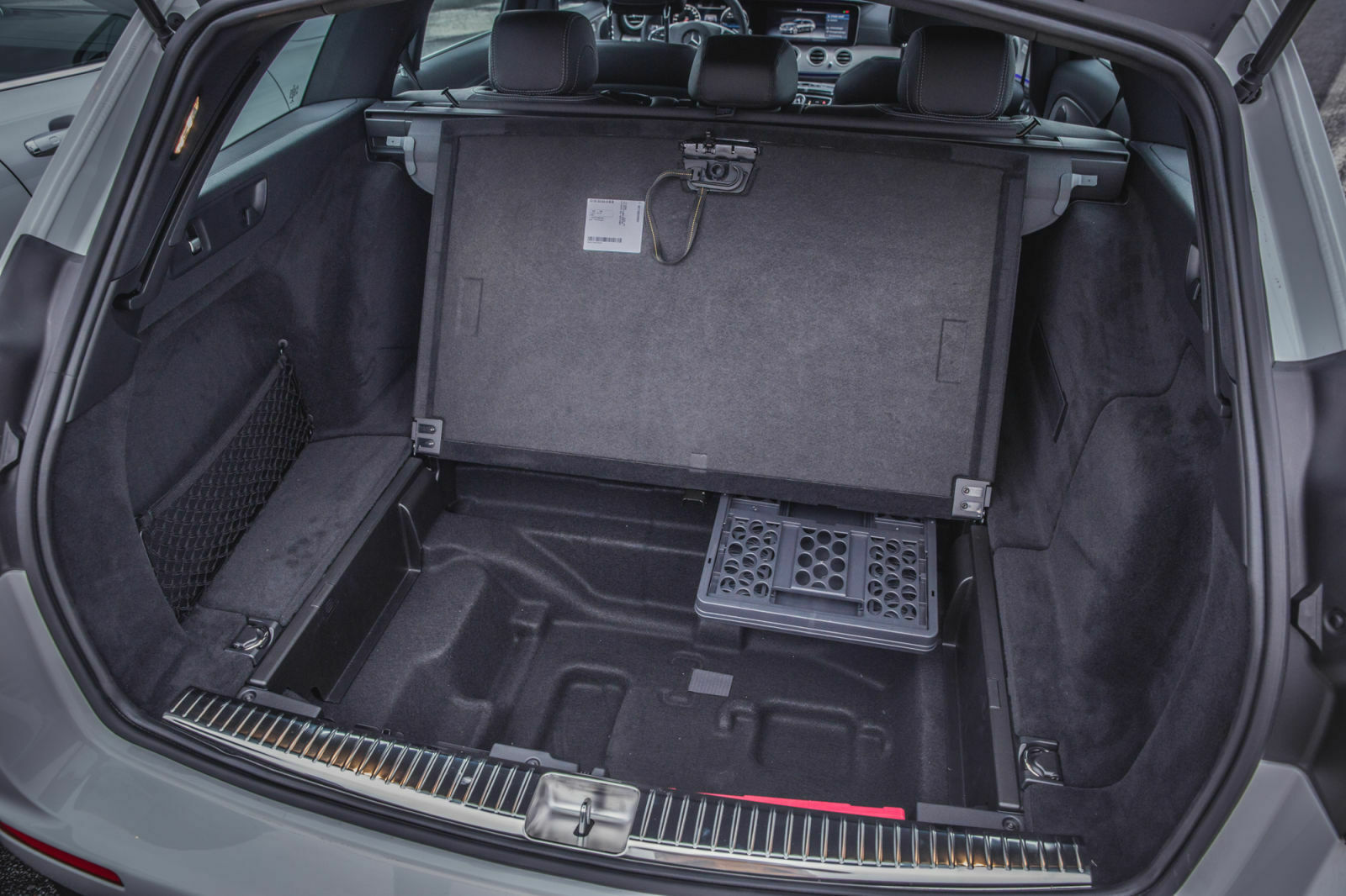 Viel Kleinkram findet unter dem Mercedes-Ladeboden Platz