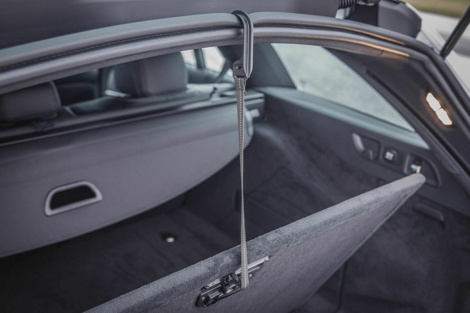 Im Mercedes arretiert man den Boden mit einem Haken am Bande. Einhandbedienung funktioniert da nicht