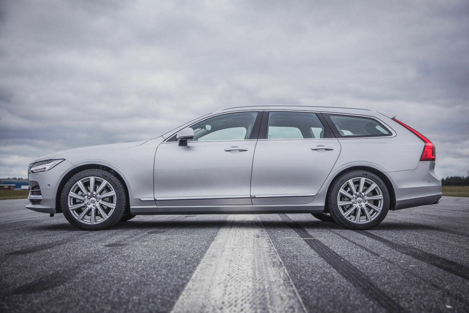 Der Volvo V90 D5 AWD ist exakt drei Millimeter länger als das T-Modell von Mercedes