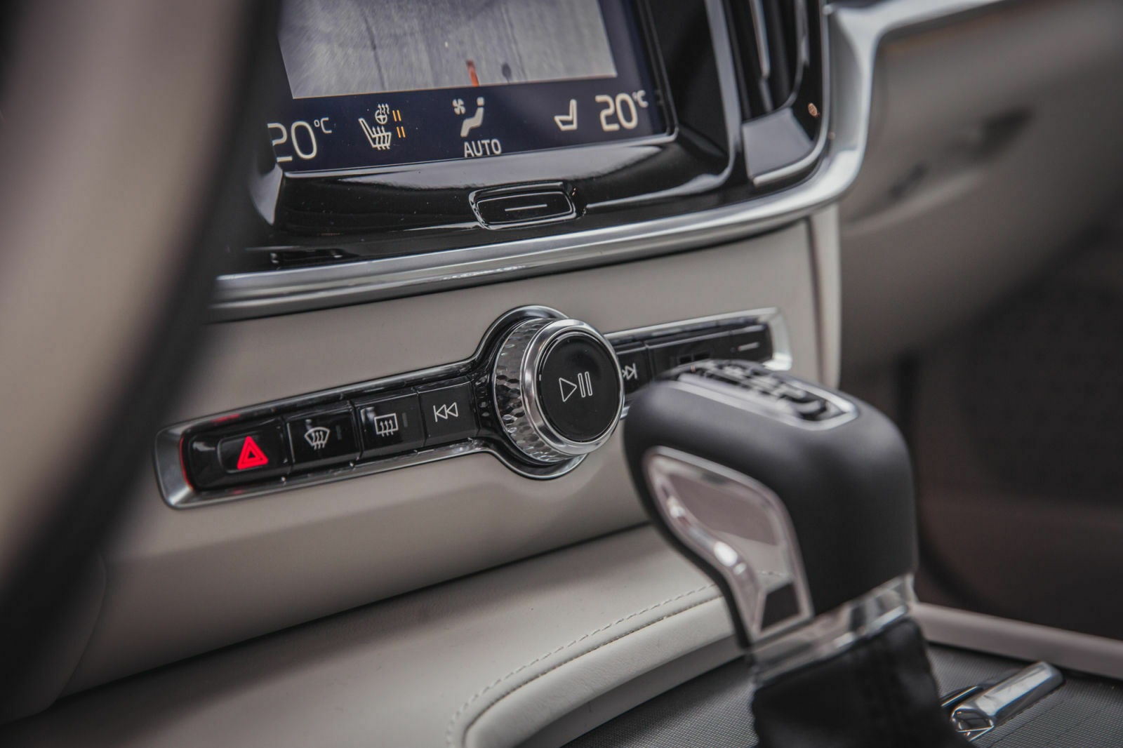 Auch Volvo setzt im Innenraum des V90 D5 AWD zum Teil auf Klavierlack, die Knöpfe wirken ebenfalls nicht besonders hochwertig