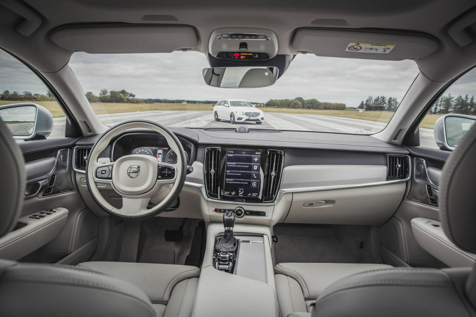 Klassischer als bei Mercedes, aber trotzdem elegant und modern: Der Innenraum des Volvo V90 D5 AWD