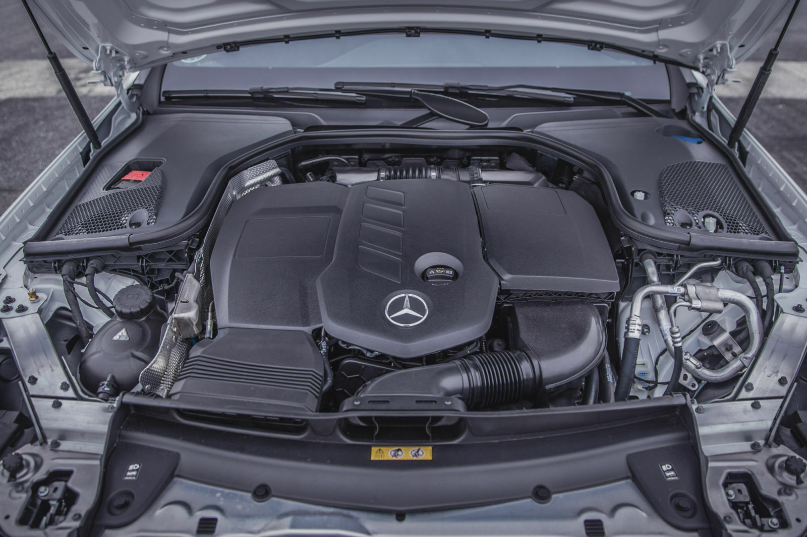 Der neue 2,0-Liter-Diesel im Mercedes E 220d gibt sich zwar nicht wirklich leise, aber ohne unangenehme Note, er klingt an sich recht kernig