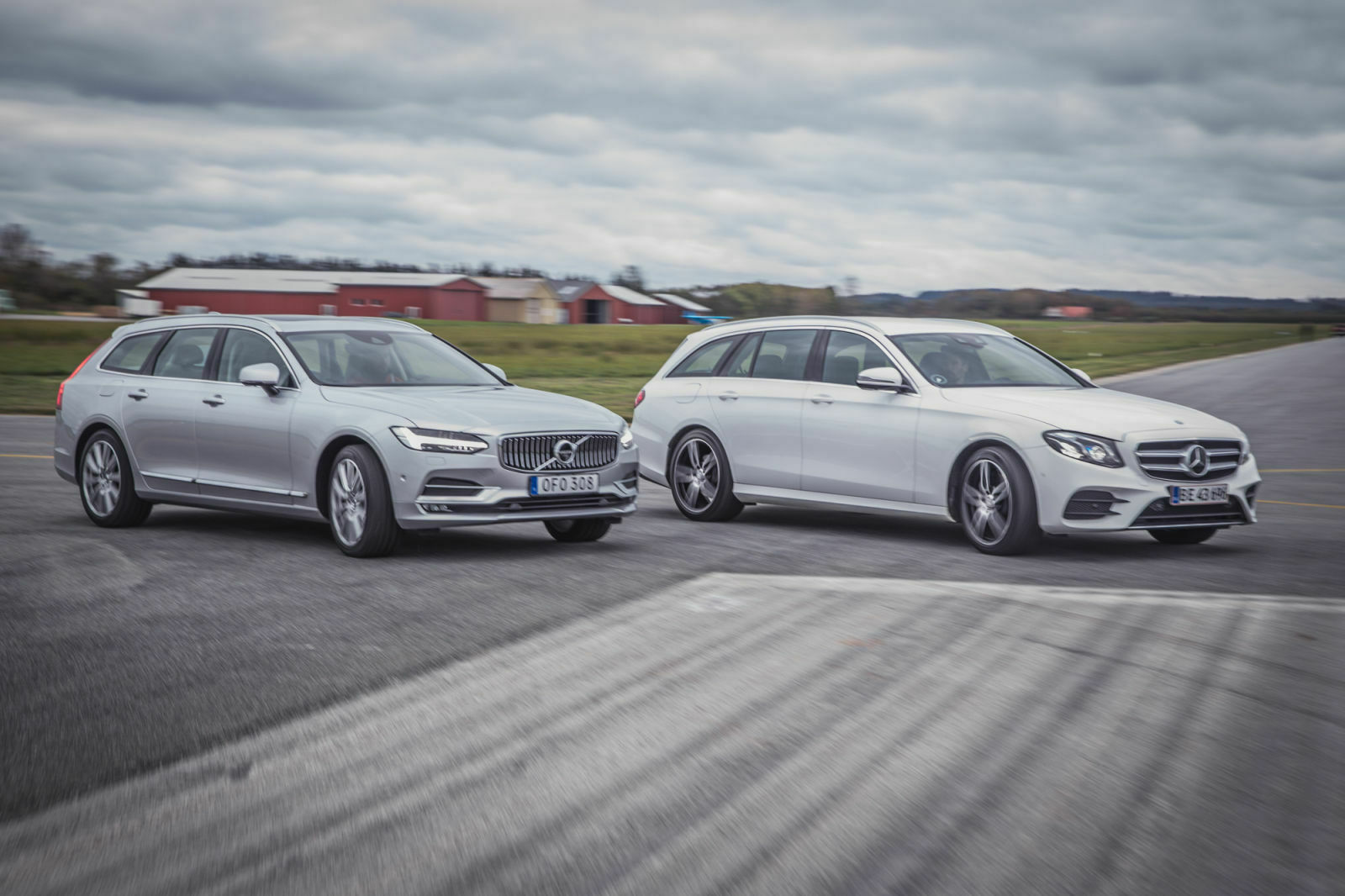 Mercedes E 220d T-Modell und Volvo V90 D5 AWD im Vergleichstest