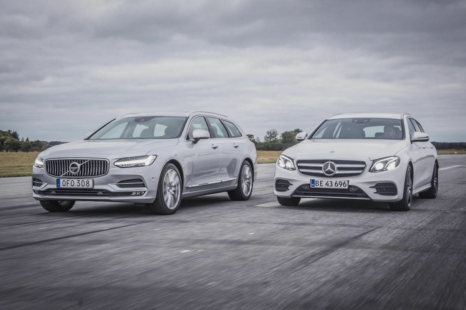 Wir finden den Volvo V90 eleganter, das T-Modell der E-Klasse wirkt dynamischer. Zumindest mit dem großen Zentralstern