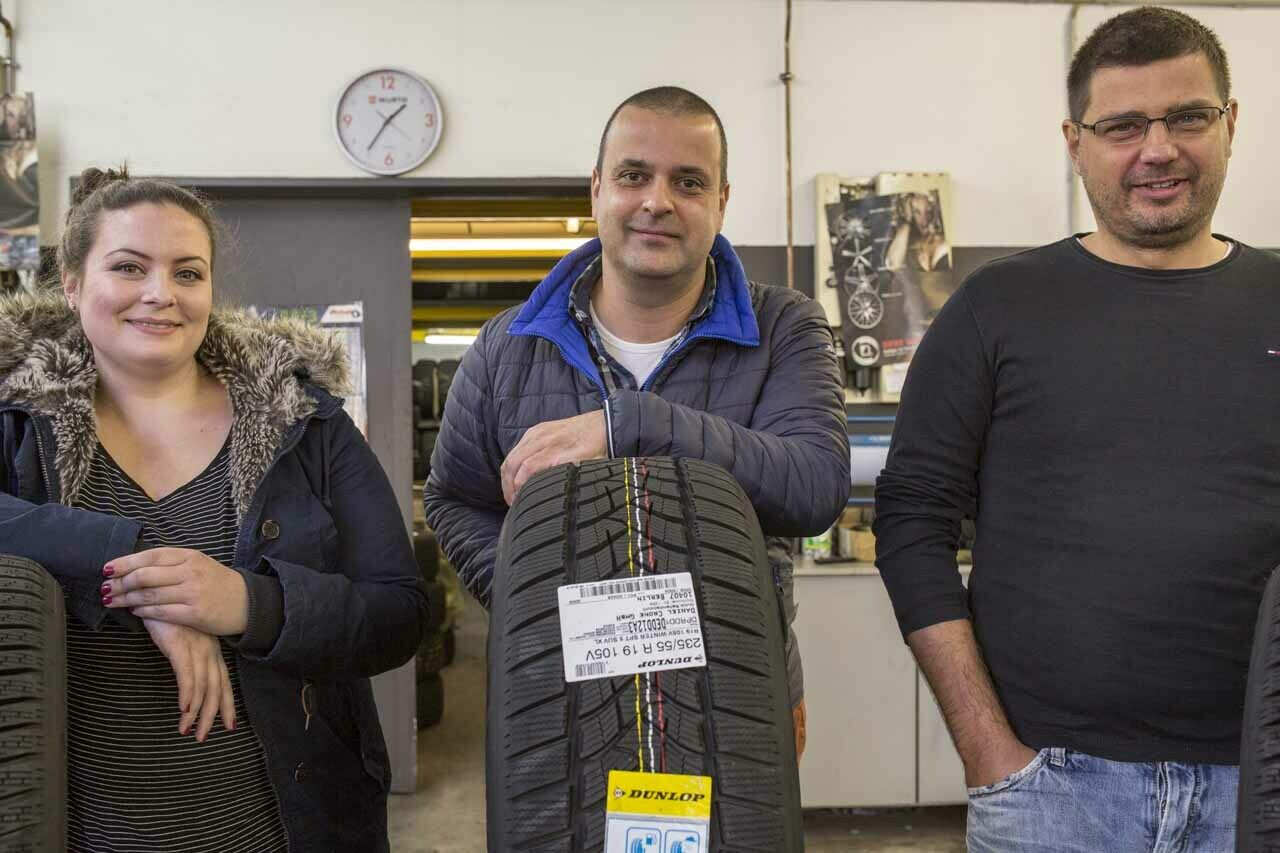 Jasmin, Udo und Mathias bei der Reifen&uuml;bergabe in Berlin