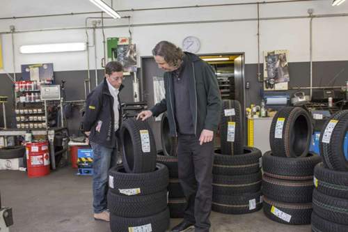 In der Reifenwerkstatt: Dunlop-Experte Michael Fett erkl&auml;rt die Besonderheiten des Winter Sport 5