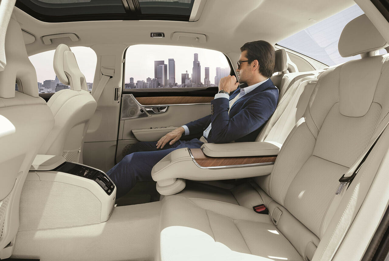 Auch im langen S90 ohne die luxuri&ouml;se Excellence-Ausstattung bleibt gen&uuml;gend Platz f&uuml;r l&auml;ngere Beine