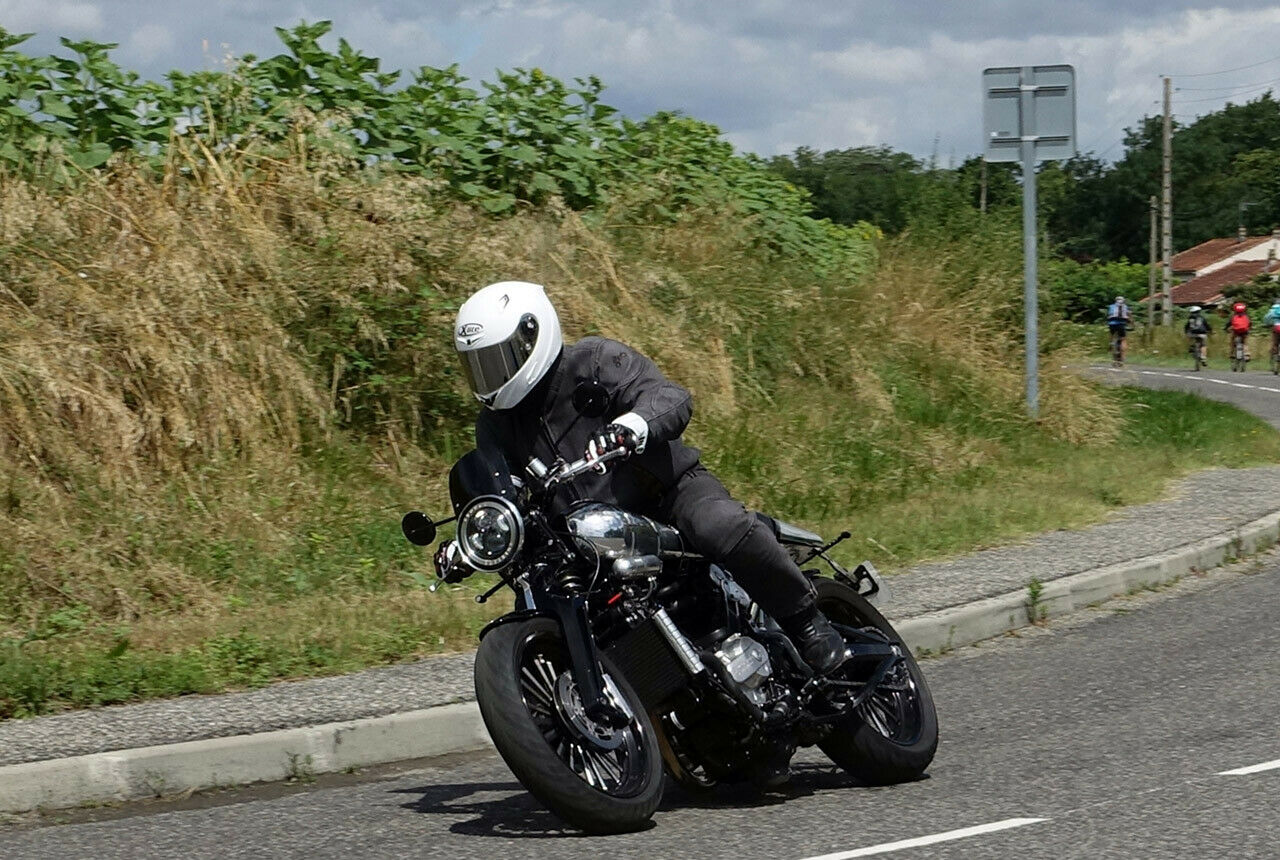 997 Kubikzentimeter Hubraum, 88 Grad Zylinderwinkel, vier Ventile und zwei obenliegende Nockenwellen pro Zylinder: Der wassergek&uuml;hlte Motor nimmt sauber Gas an