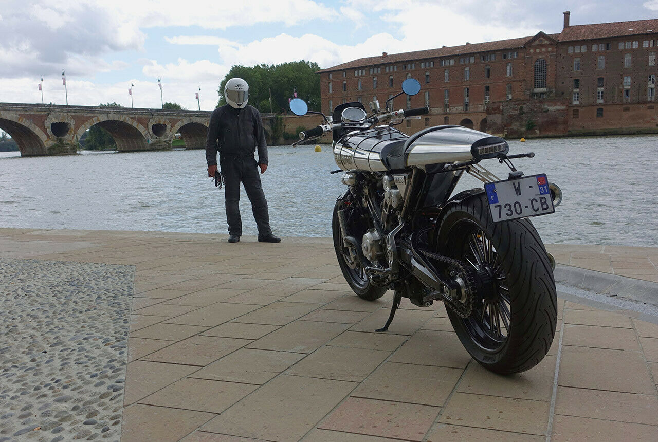 Der Motor der Brough leistet 100 PS, das Fahrverhalten ist nicht sportlich, aber sch&ouml;n stabil