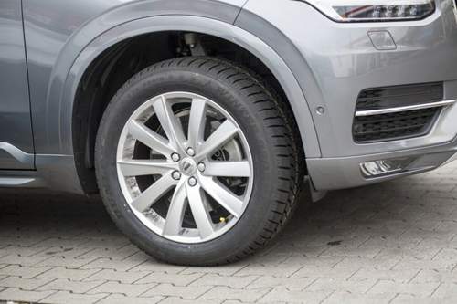 Udo gef&auml;llt die direkte R&uuml;ckmeldung und gute D&auml;mpfung. Er f&auml;hrt den Dunlop Winter Sport 5 auf seinem Volvo XC90 D5 AWD