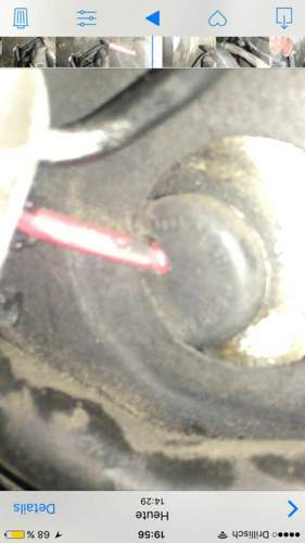 2 motoraum zoom Durchfuehrung poroese Stelle.jpg