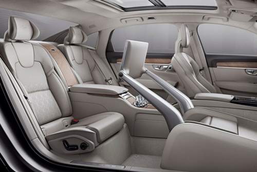 In der Excellence-Version verf&uuml;gt der S90 nur &uuml;ber drei Sitze, der Beifahrersitz entf&auml;llt zugunsten einer Fu&szlig;bank