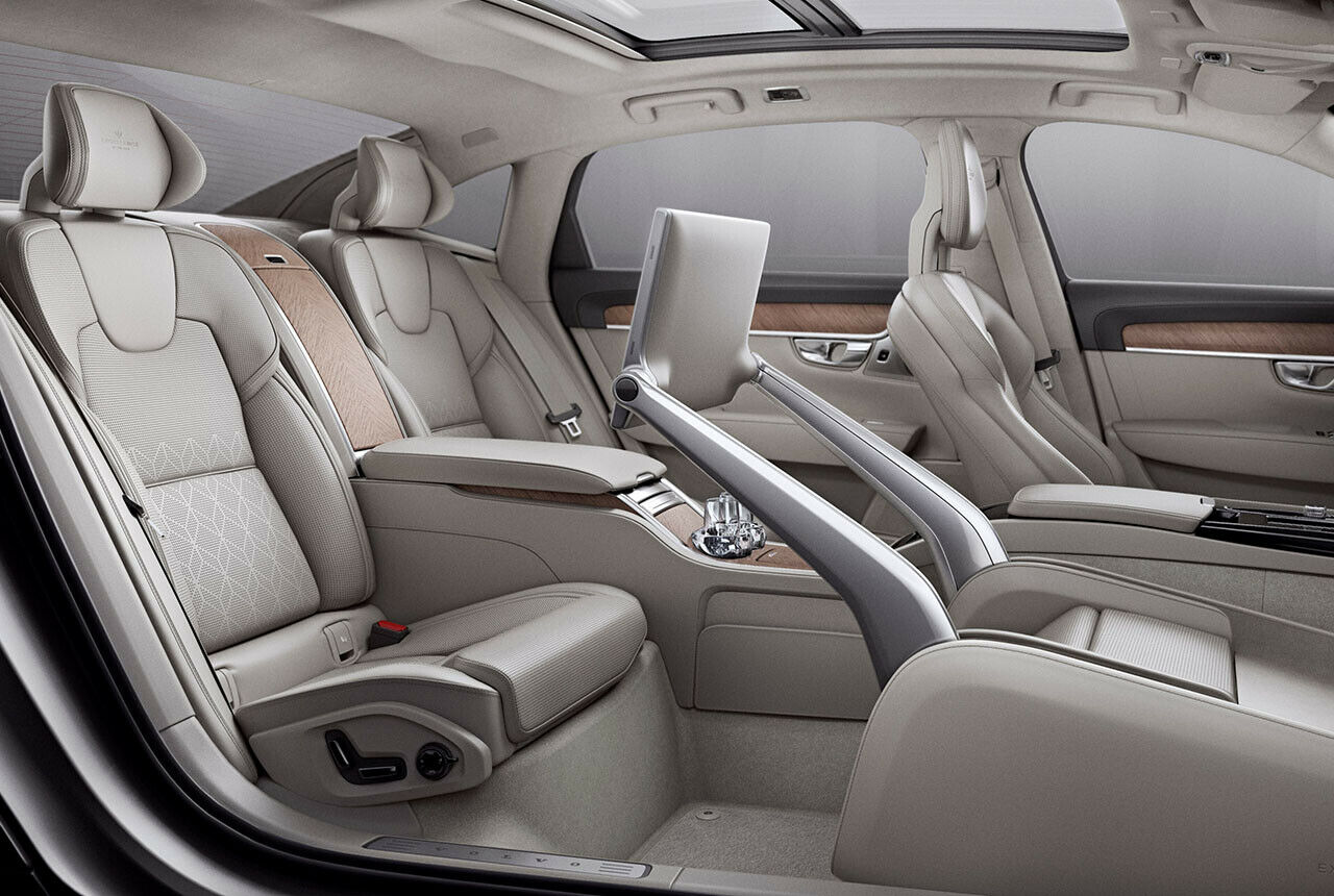 In der Excellence-Version verf&uuml;gt der S90 nur &uuml;ber drei Sitze, der Beifahrersitz entf&auml;llt zugunsten einer Fu&szlig;bank