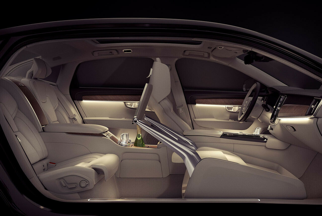 Das Ambiente im Volvo S90 Excellence wirkt bei Nacht besonders heimelig
