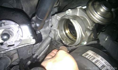 Bild2-die-regelklappe-wird-mit-drei-m6-schrauen-gehalten-die-muessen-raus