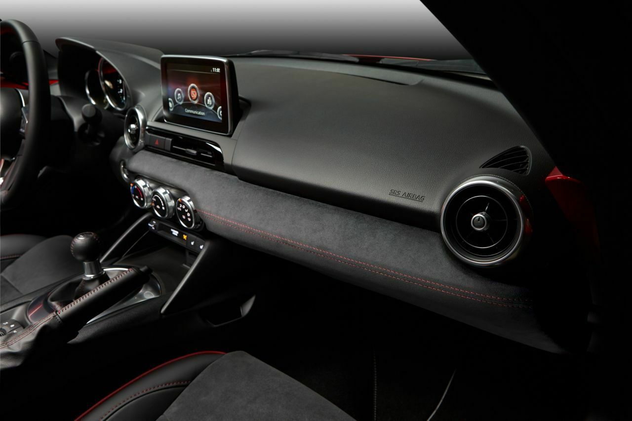 Innen tr&auml;gt das Sondermodell jede Menge Alcantara