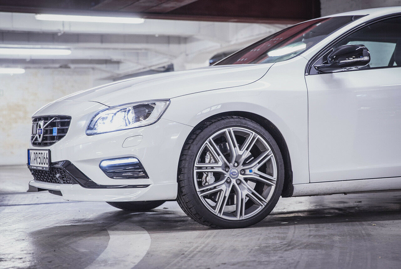 Polestar schraubt Scheiben von Brembo an die Vorderräder, die Beläge neigen etwas zum Quietschen, sollen aber besonders leistungsstark sein