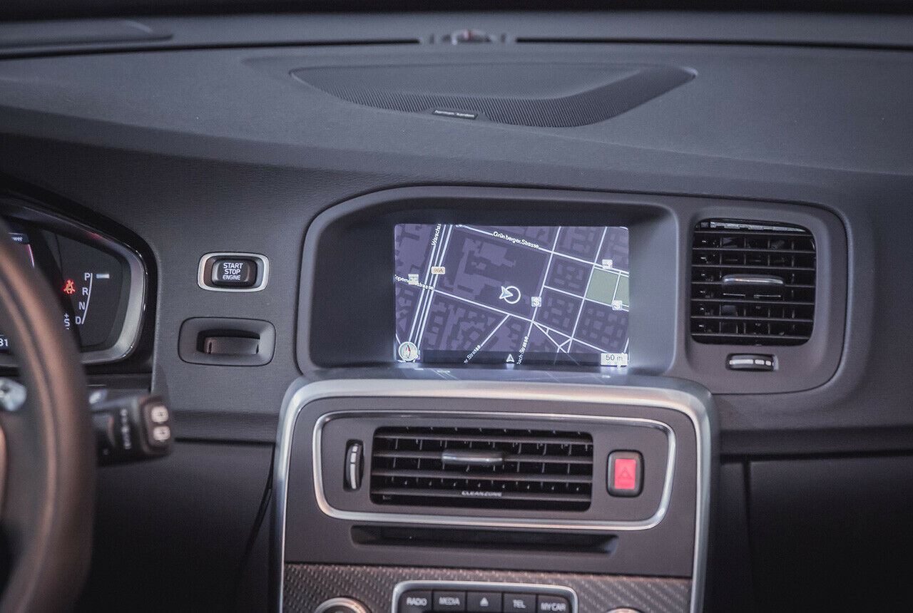 Das Navi im V60 funktioniert meistens, man merkt ihm aber das Alter an. Es wirkt etwas senil