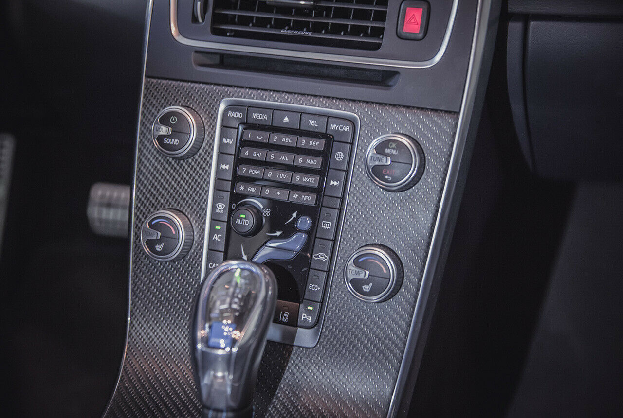 Die sogenannte "freischwebende" Mittelkonsole dekoriert Polestar mit Carbon-Furnier, das nicht besonders schick aussieht