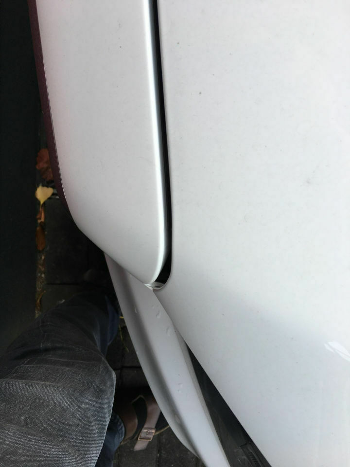 Spaltmaße Motorhaube über Scheinwerfer (Blick von der Seite)