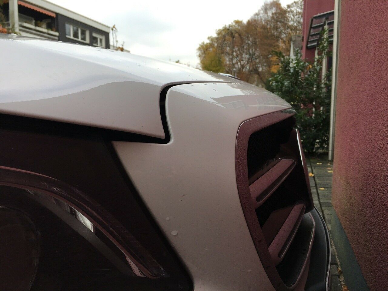 Spaltmaße Motorhaube über Scheinwerfer (Blick von der Seite)