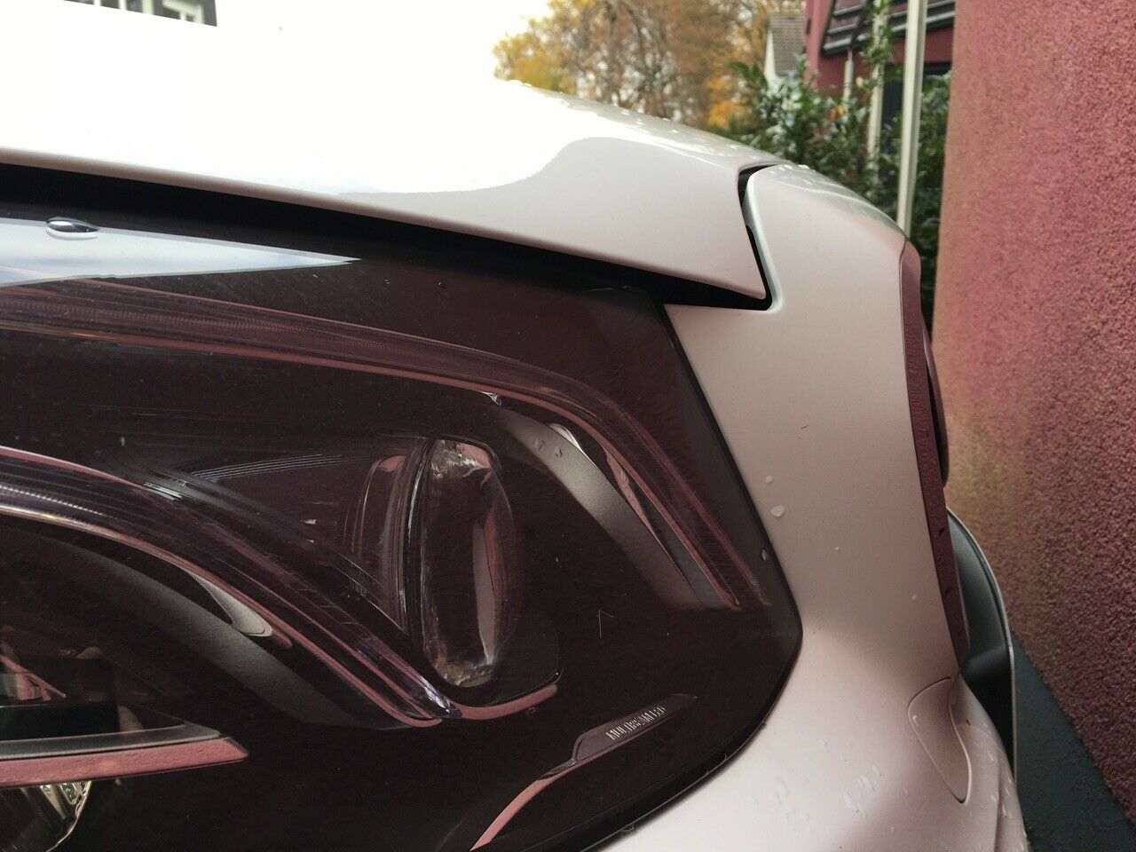 Spaltmaße Motorhaube über Scheinwerfer (Blick von der Seite)