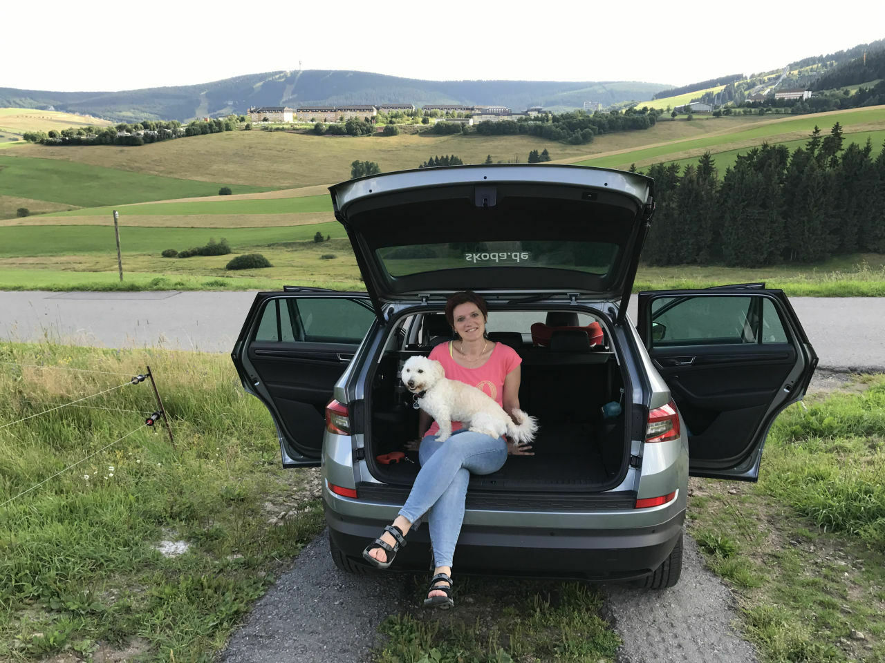 Dank der hohen Ladekante ist der Kofferraum ein beliebter Sitzplatz