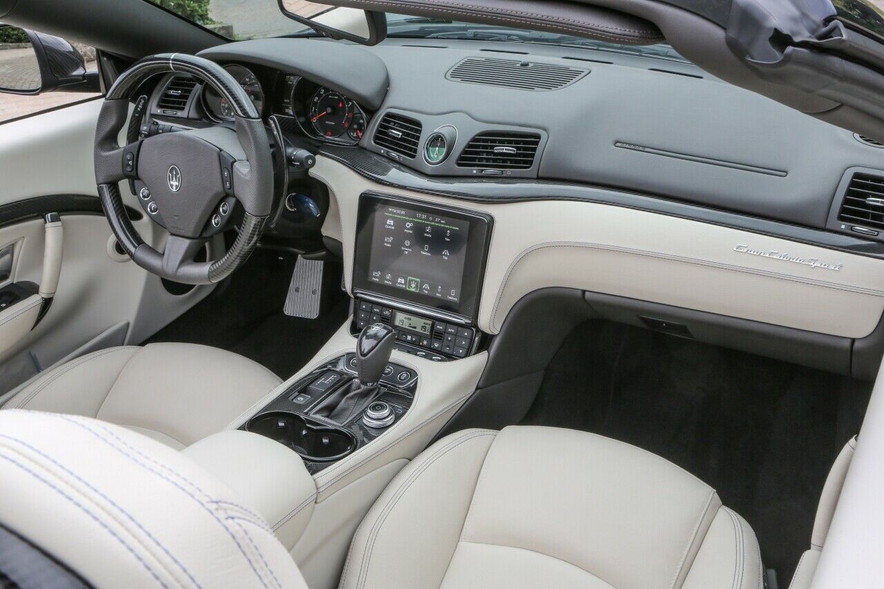 Für den Innenraum der offenen Variante gelten dieselben Änderungen wie für das Coupé