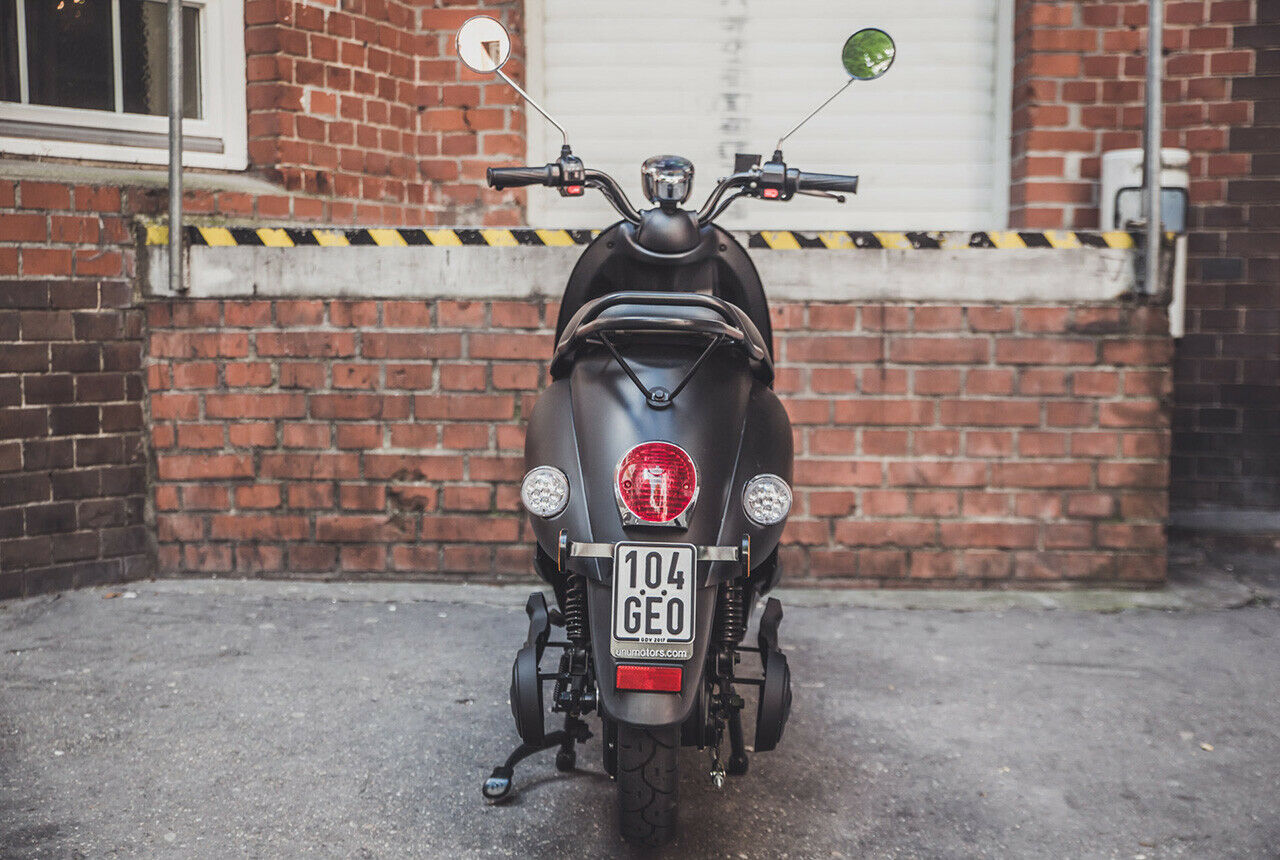 Der Unu Elektroroller wiegt mit Akku 67 Kilo