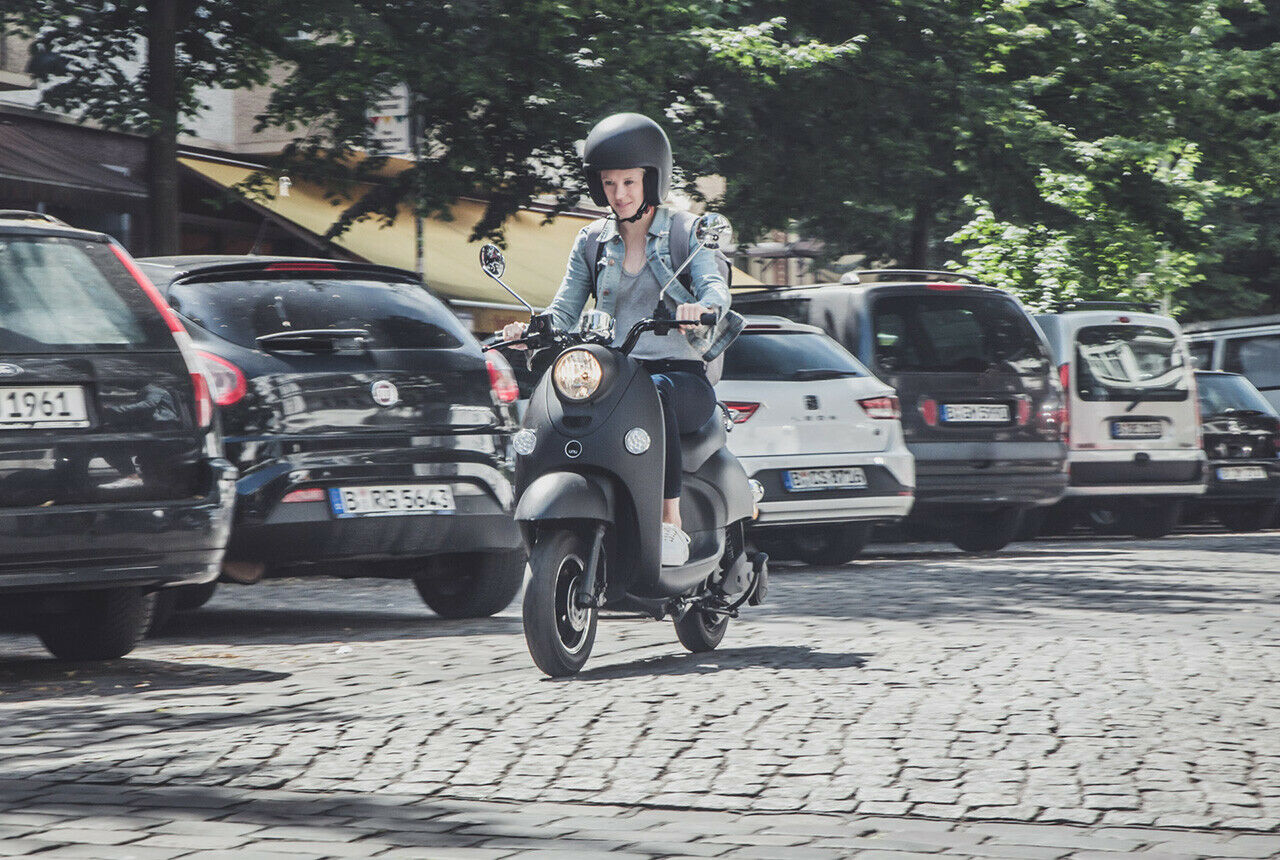 Mit maximal 45 km/h ist der Unu nicht besonders schnell, manchmal wird man zum Verkehrshindernis