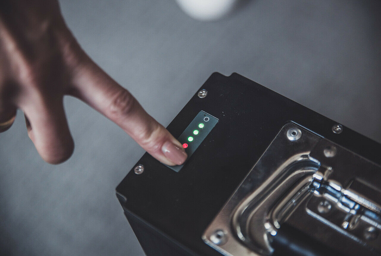 Einmal Vollladen dauert 5 Stunden, dann hat man rund 50 Kilometer Reichweite. Ausreichend für die Stadt