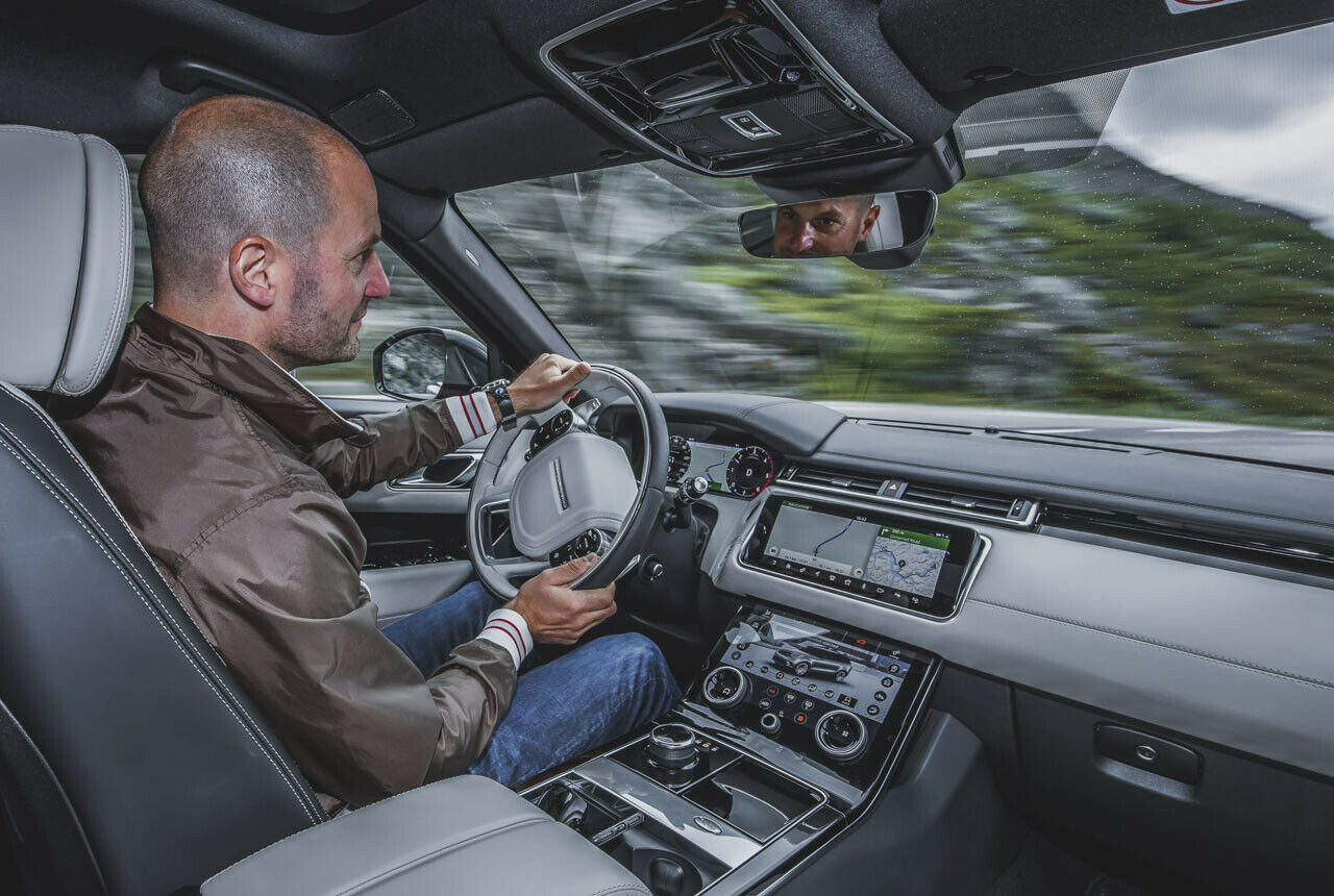 Was der Range Rover Velar fahrdynamisch kann, ließ sich bei der ersten Testfahrt nicht wirklich eruieren, die Lenkung wirkte eher gefühllos