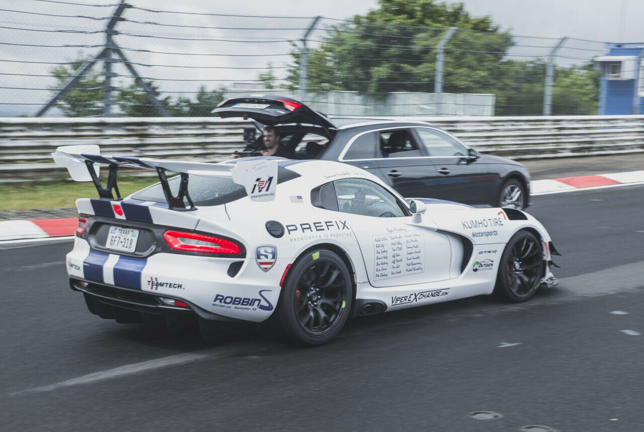 Beim ersten Rekord-Termin fuhren die Dodge Viper ACR mit kaum mehr als Schrittgeschwindigkeit um den Ring. Für Foto-Aufnahmen