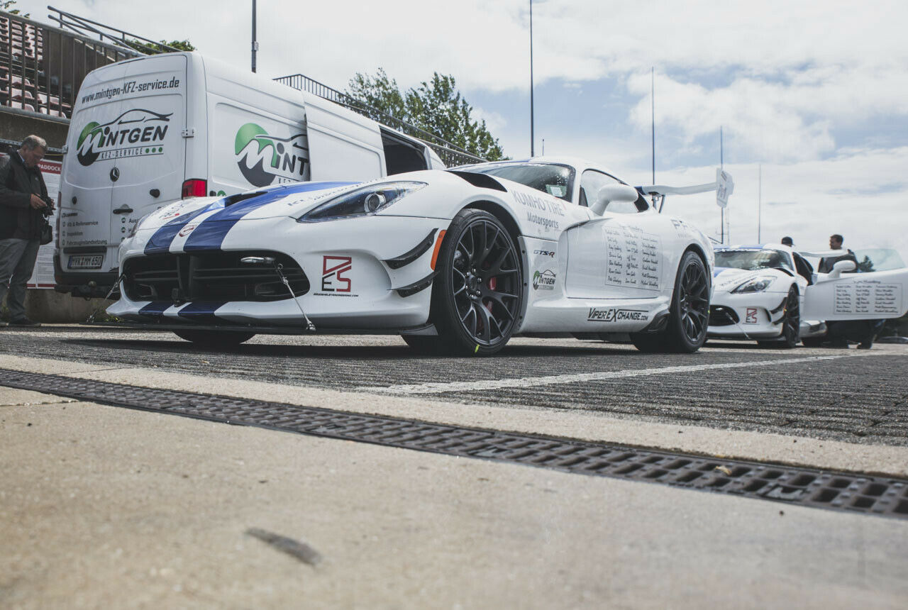 Im kleinen Fahrerlager an der Tribüne 13 bereiten sich ansonsten die Testfahrer der Hersteller auf ihre Runden in Erlkönigen vor