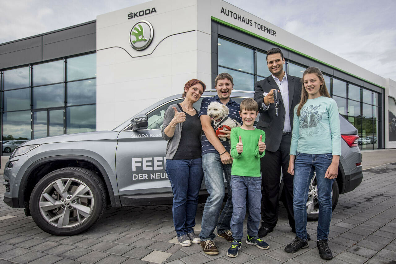 Unsere Testfamilie bei der Übergabe des ŠKODA Kodiaq im Autohaus Toepner
