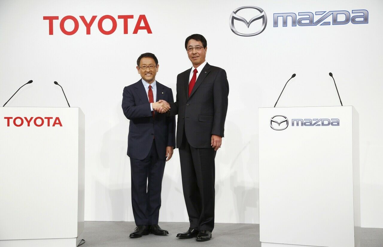 Toyota-Chef Akio Toyoda (l.) und Mazda-CEO Masamichi Kogai wollen in den USA ein gemeinsames Werk bauen