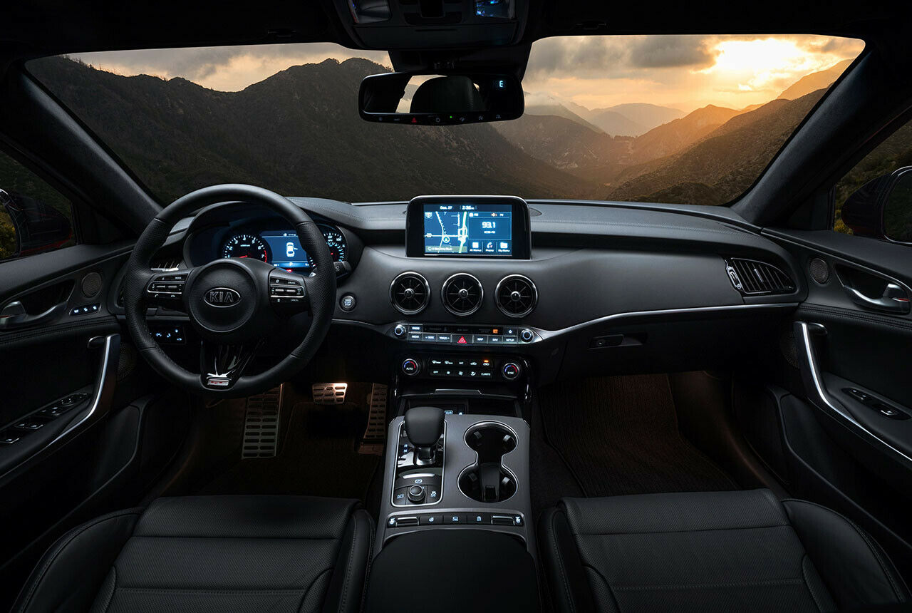 Im Innenraum spricht der Kia Stinger eine deutlich andere Designsprache als andere Modelle des Hauses