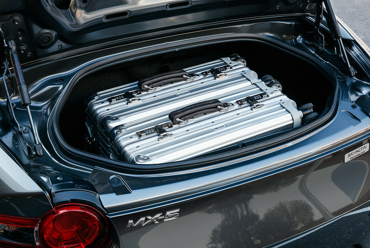 127 Liter passen in den Kofferraum, noch einmal drei weniger als beim Stoffdach-Roadster. Das ist wirklich nicht viel, zumal es im Cockpit so gut wie keine Ablagen gibt