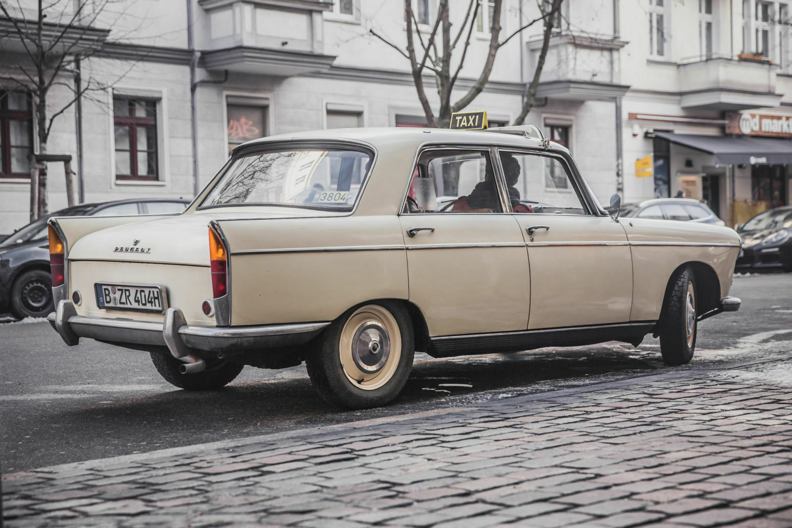 Das Taxi kann man auch für Hochzeits- und andere Sonderfahrten buchen