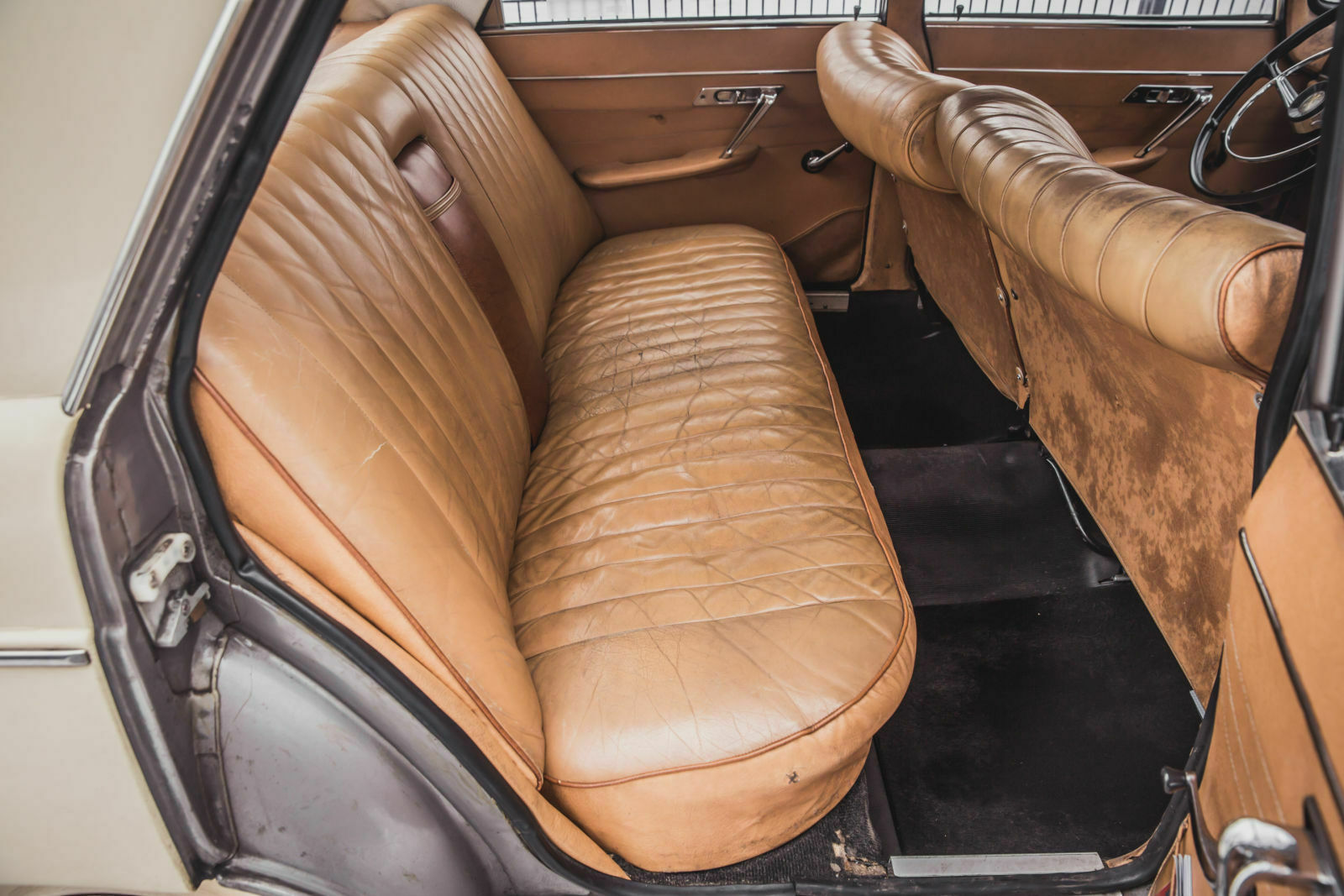 Das Platzangebot ist großzügig und ermöglicht auch im Fond bequemes Reisen. C'est bon!