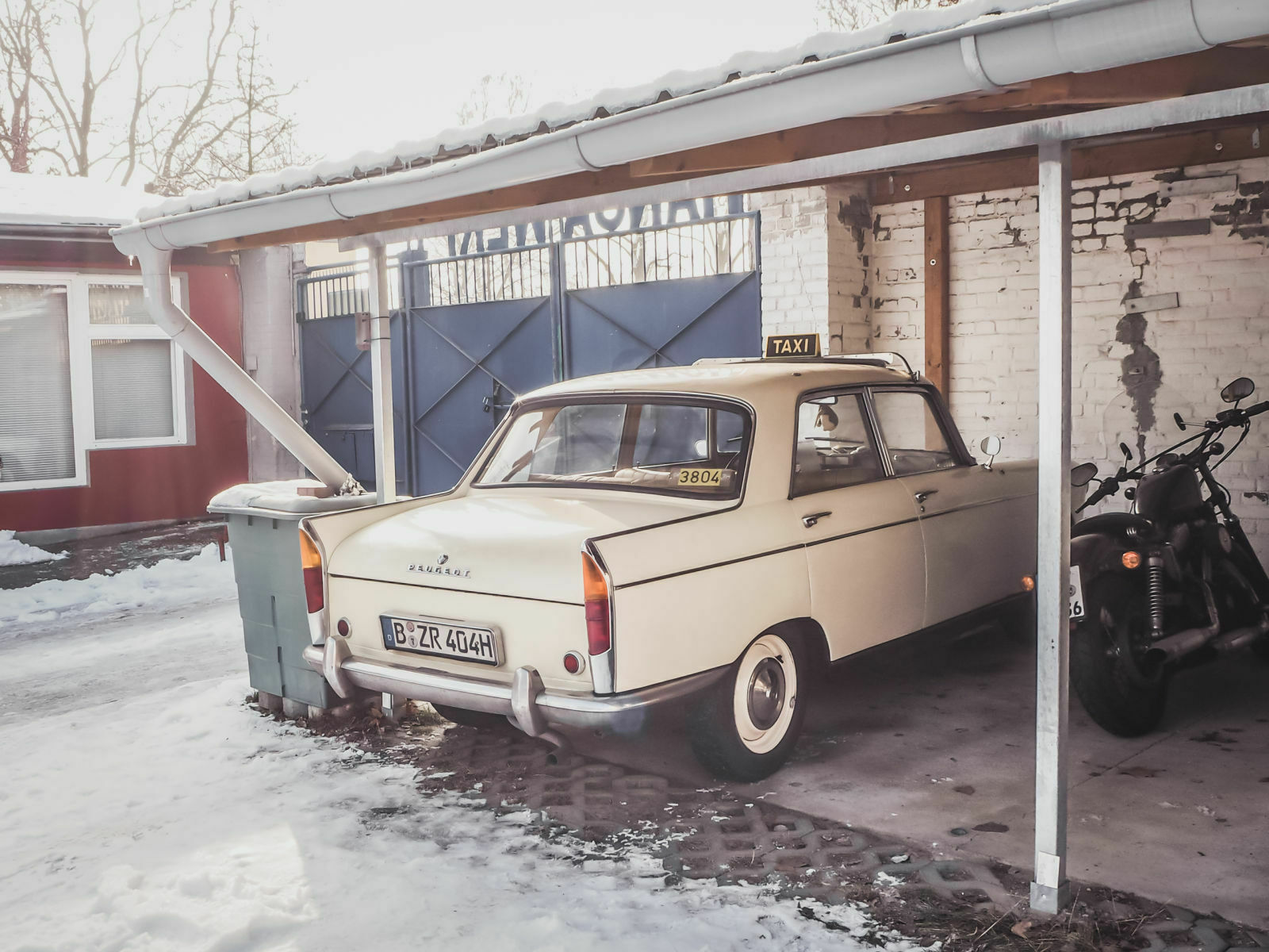 Das macht ihm gar nichts: Der Peugeot 404 steht gut belüftet nur unter einem Dach und nicht in einer Garage