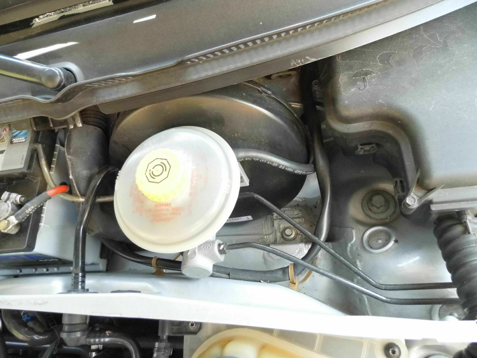 Ausgleichbehälter mit bremsflüssigkeit