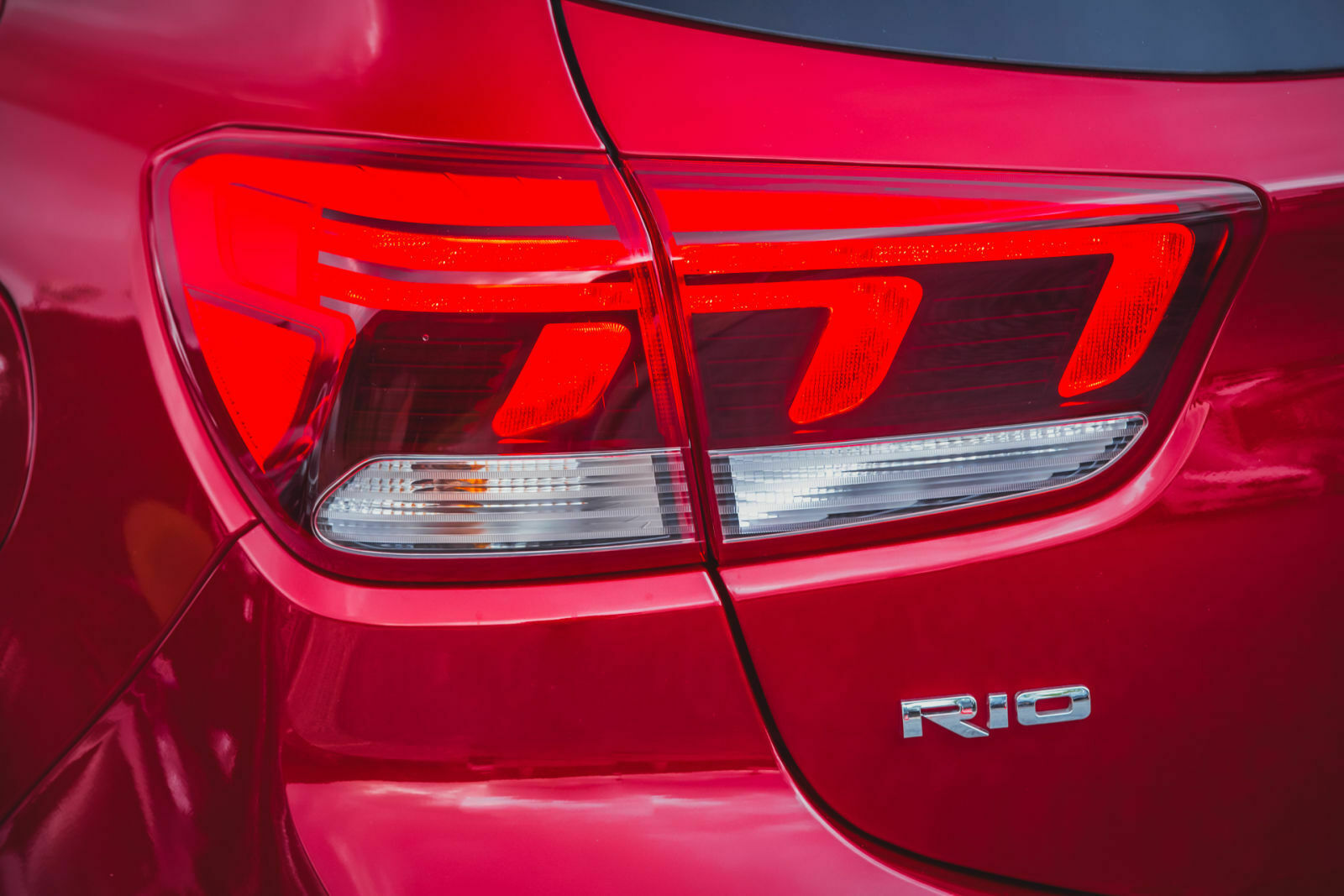 Die Grafik der LED-Leuchten am Heck lässt den Rio edel und modern wirken