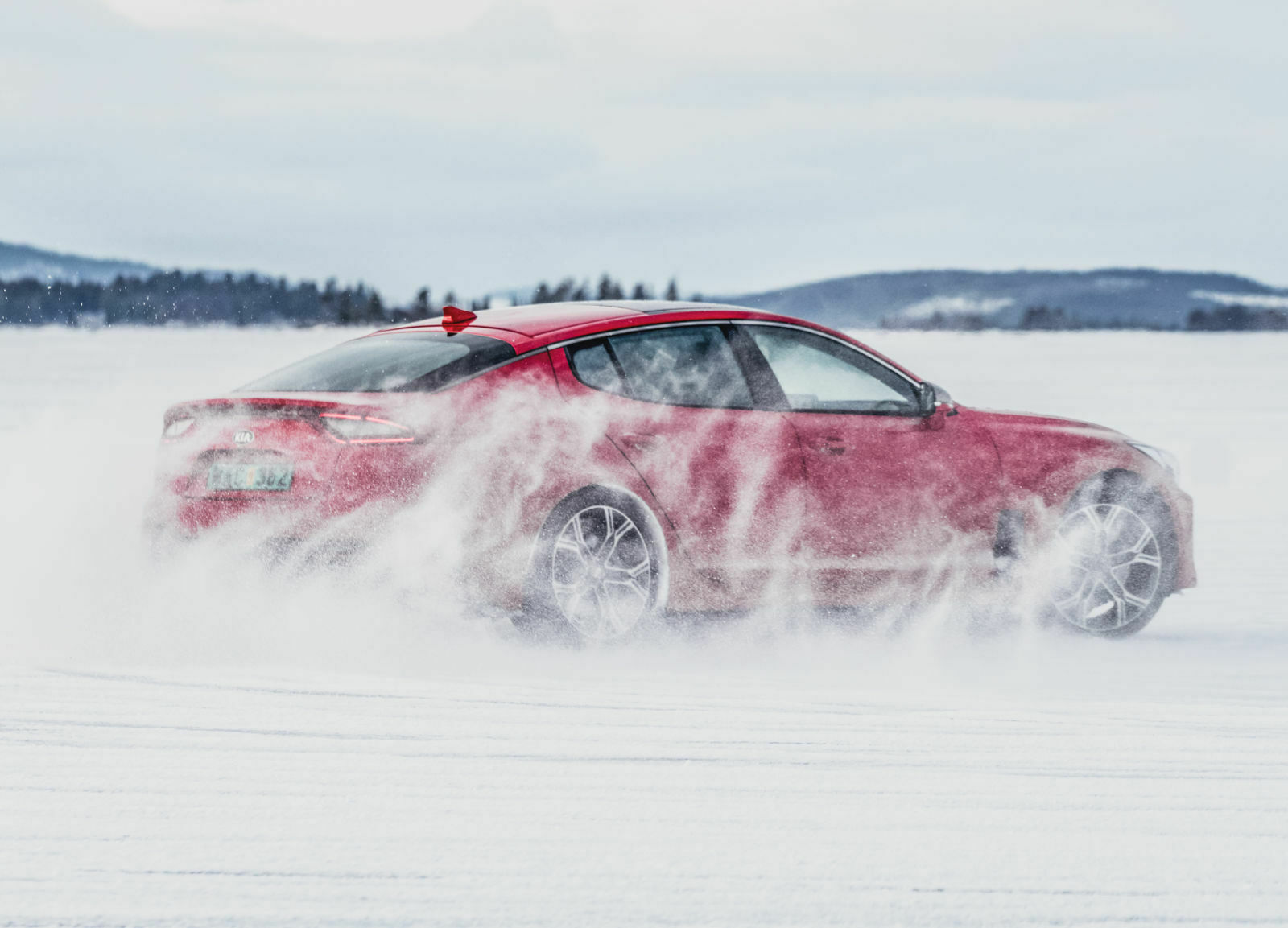 Schneewehen lassen sich wunderbar herstellen, wenn der Fahrmodus auf Sport Plus und das ESP im Winterschlaf ist