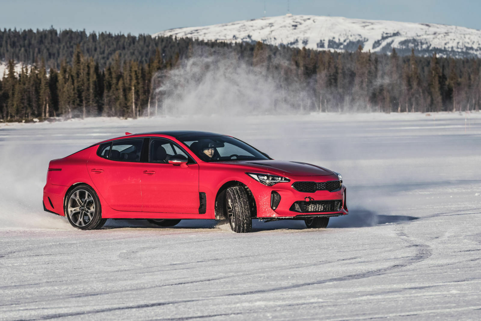 Fliegen gibt es in Lappland keine. Darum: Klebt der Schnee am Seitenfenster, hat der Fahrer alles richtig gemacht