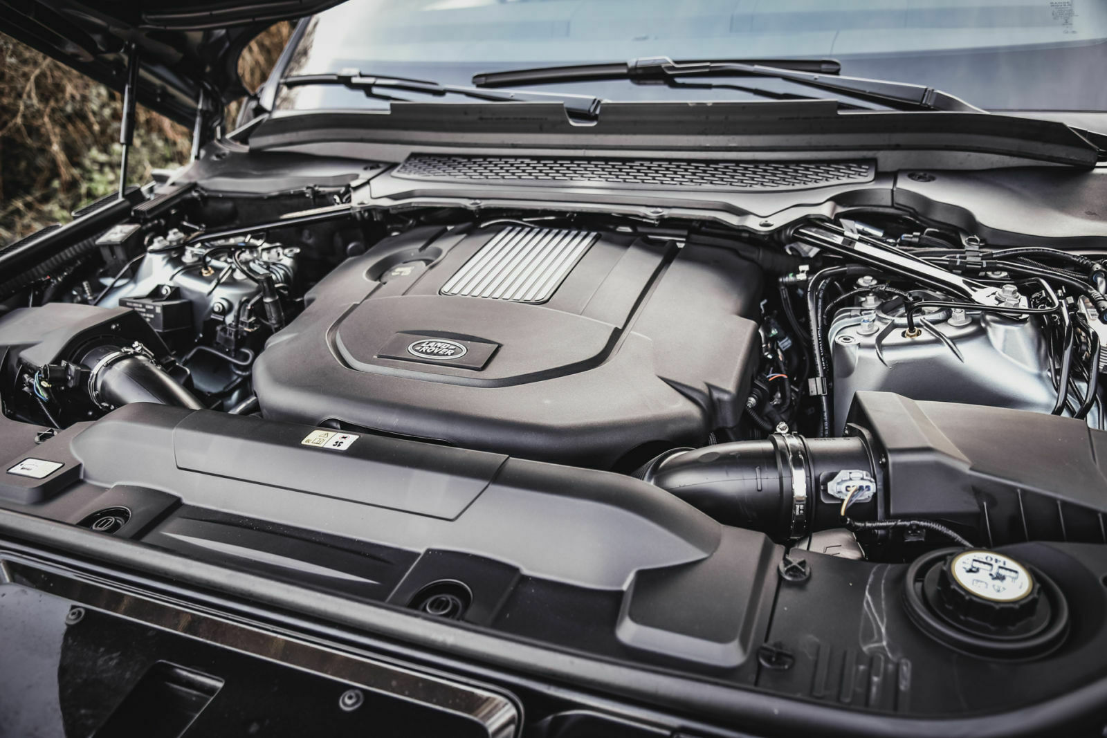 Der 3,0-Liter-V6-Diesel mag nicht mehr der jüngste sein, doch er schiebt den Range vehement an und klingt richtig gut dabei