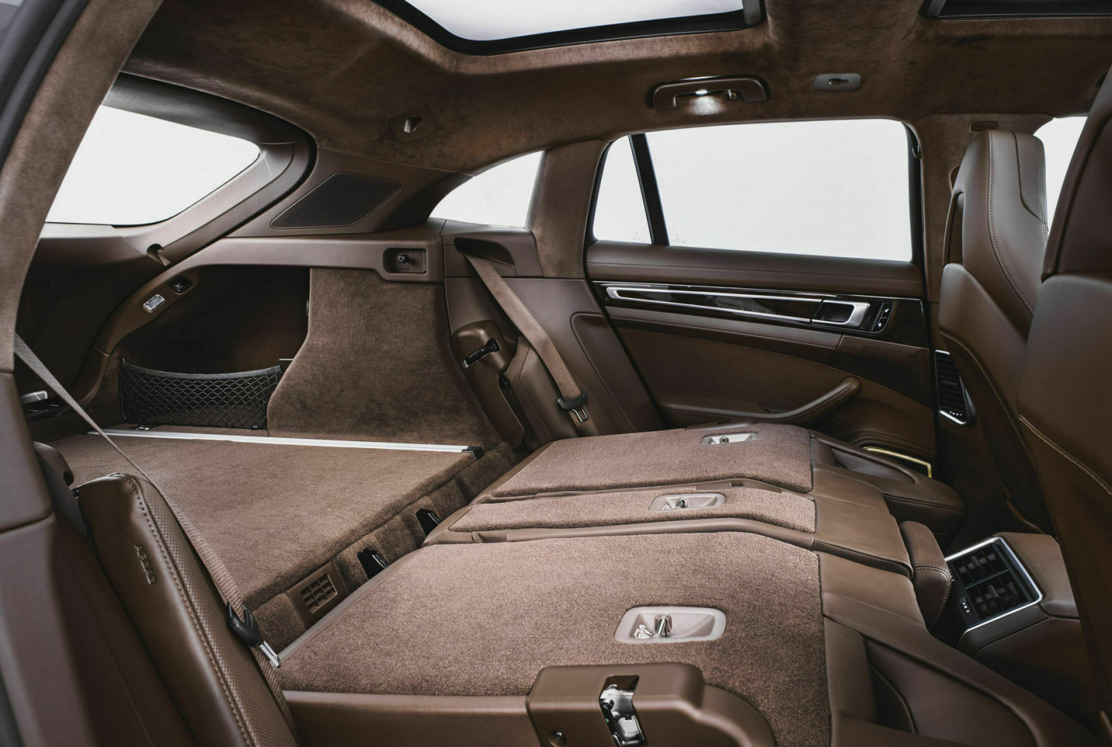 Für einen Porsche sehr nützlich: Fast flache Ladefläche